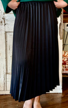 Load image into Gallery viewer, Black Pleated Skirt
